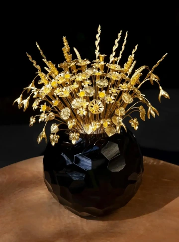 Unique golden bouquet GIYOU of 118 golden flowers, 24K gold, in Moser vase
