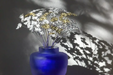 Kytice šperkařských pomněnek v modré skleněné váze, netradiční snubní prsteny