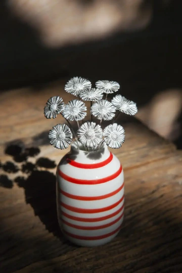 Kytice stříbrných sedmikrásek GIYOU ve váze