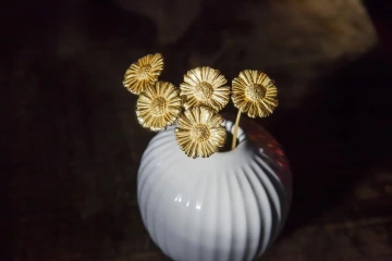 Kytice zlatých sedmikrásek GIYOU ve váze