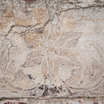 Kamenný reliéf staré historické zdi