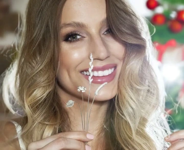 Smějící žena s květina ze stříbra u tváře na Valentýna