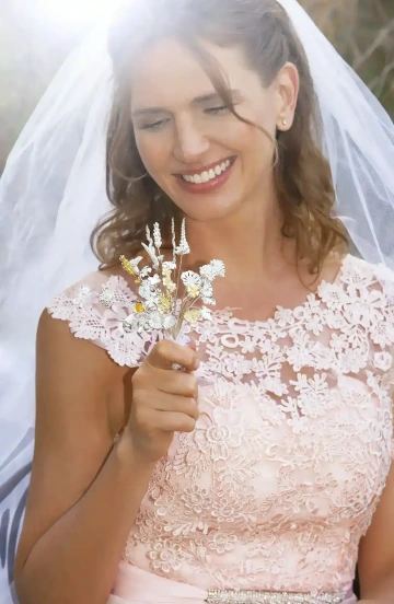 Nevěsta držící kytici zlatých květin v ruce, originální dárek pro nevěstu