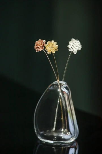 Kytice tří plevuněk ze zlata ve váze