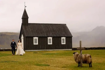 Ženich a nevěsta u malé kapličky v horách