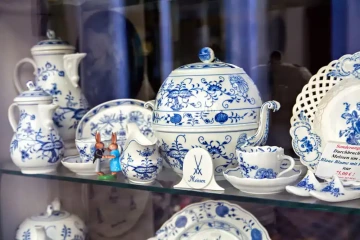 Konvička na čaj a šálky z porcelánu Meissen, svatební dar