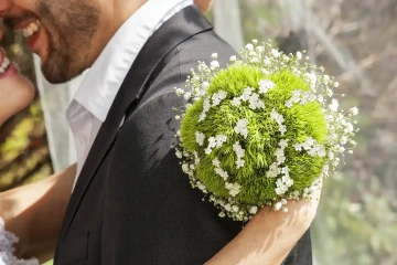 Nevěsta držící originální svatební kytici ze stříbrných a živých květin