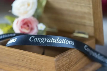 Dřevěná krabička s páskou gratuluji k promoci