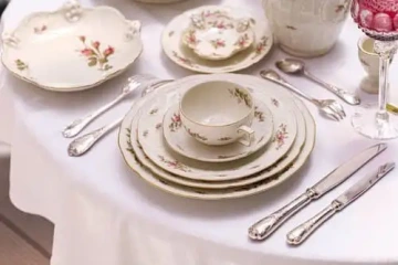 Porcelánový servis na stole. dárek k 20. výročí svatby