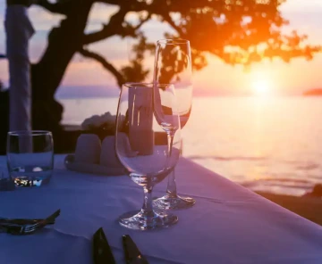 Skleničky na stole se západem slunce