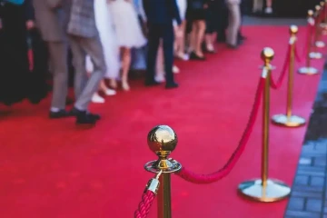 Červený koberec společenské události, dárek pozvánky na prestižní událost pro muže