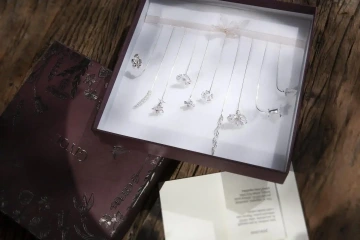 Stříbrné květiny GIYOU v dárkové krabici, průvodce darováním GIYOU