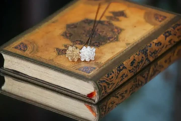 Dvě šperkařské plevuňky položené na diáři, romantický dárek k výročí a k výročí svatby pro rodiče