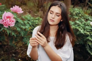 Přítelkyně na zahradě s darovanou, romantickou pomněnkou ze stříbra