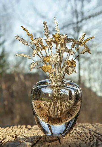 Kytice ze zlatých a stříbrných květin ve váze, originální dárek k 60 narozeninám