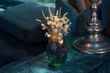 Royal zlatá kytice Saky ve váze Moser, luxusní dárek k 50. narozeninám pro ženu