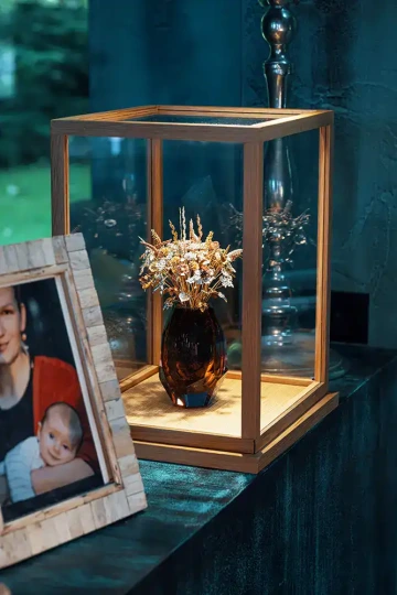 Velká kytice zlatých květin ve váze. speciální dárky a luxusní dekorace