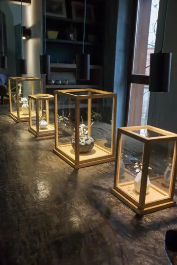 Showcases with jewelry flowers. GIYOU showroom