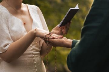 Svázané ruce muže a ženy při zásnubách