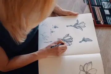 Skicování květin pro dekoraci interiérů designérem Giyou