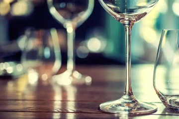 Prázdné sklenice na víno na stole, svatební dar