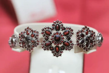 Czech garnet jewelry in Prague