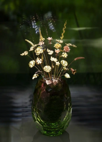 Christmas bouquet of 30 golden flowers, luxurious Christmas decoration in a Moser vase