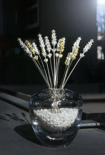 Šperkařská kytice patnácti levandulí ze stříbra a zlata