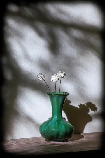 Kytice tří šperkařských květin ze stříbra v zelené váze, home decor