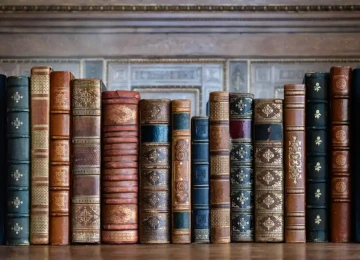 Starožitné knihy v knihovně, luxusní dárek pro muže