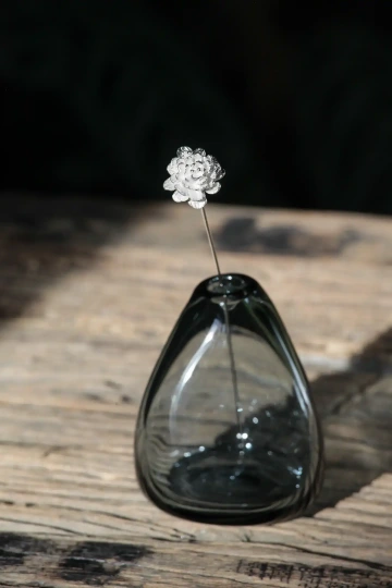 Jedna stříbrná květina GIYOU ve skleněné váze