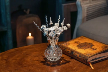 Kytice stříbrných květin ve skleněné váze pro dekoraci krásného domova