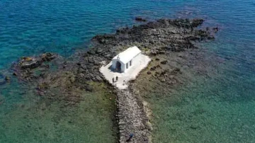 Pohled z výšky na svatební místo na ostrově u moře.