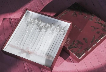 Gift box with silver flowers GIYOU on table