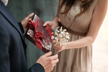 Předávání kytice stříbrných květin GIYOU na svatbě, svatební dárek