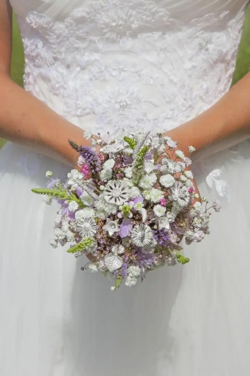 Stříbrná svatební kyiice v rukách nevěsty