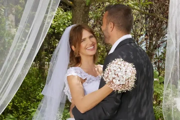 Svatební kytice ze stříbra v rukách nevěsty