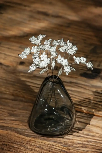 Kytice pomněnek ze stříbra pro svatební dar novomanželům