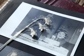 Tři zvonky ze stříbra na staré rodinné fotce, dárek k narozeninám pro ženu