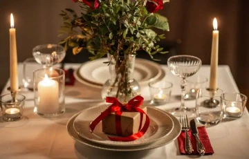 Romantický slavnostní stůl se zabaleným dárkem