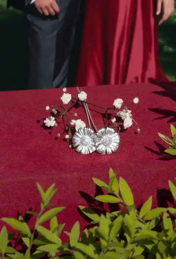 Dvě zlaté snubní květiny při svatebním obřadu, netradiční snubní prsteny