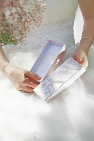 Sněženka ze stříbra v ruce nevěsty, svatební dar