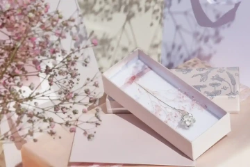 Stříbrné květiny v dárkové krabici na svatebním stole, svatební dar