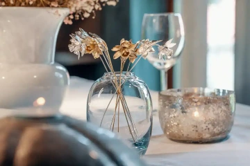 Zlatý narcisy ve skleněné váze, vánoční dekorace