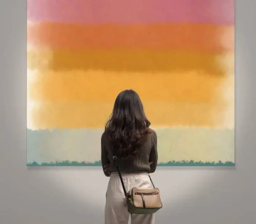 Žena prohlížející si obraz v galerii, umělecký dárek k promoci