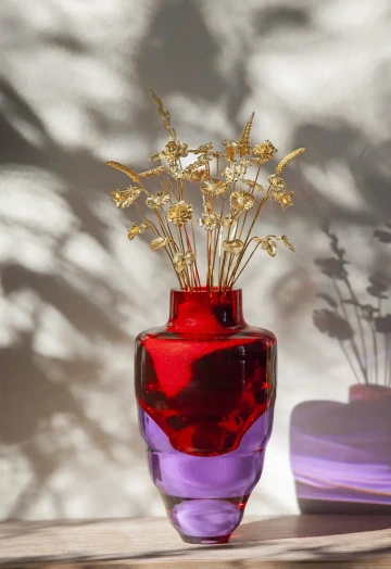 GIYOU gold flowers in a red vase, jewellery in Prague