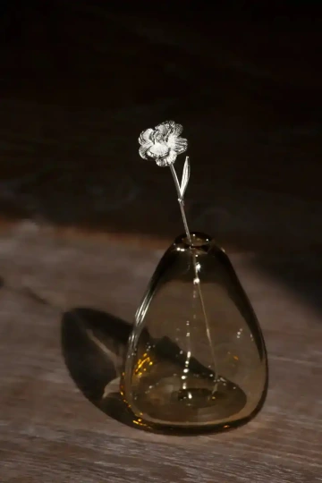 Váze se stříbrným hvozdíkem, dárek k narozeninám pro ženu