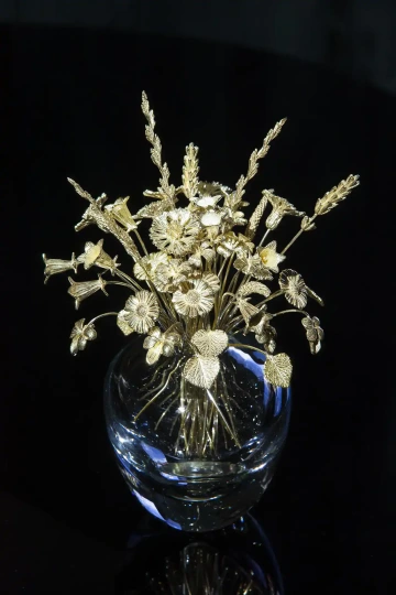Large bouquet of golden fowers in a glass vase. A gift to business partners.