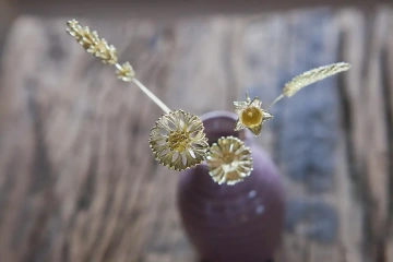 Kytice zlatých květin, dárek k promoci pro ženu