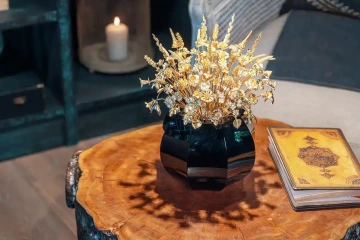 Velká kytice zlatých květin na stolečku s notesem, elegantní dárek pro muže